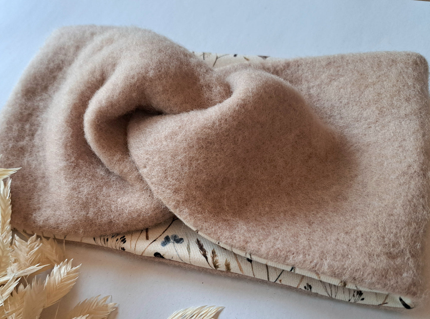 Stirnband Wollfleece 'Virgin Wool' mulesingfrei beige mit Feldblumen