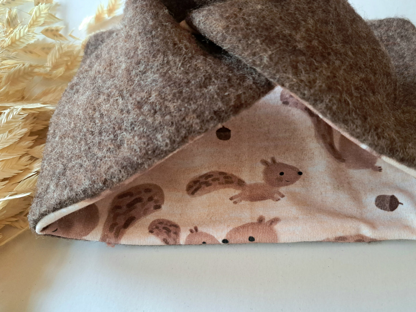 Stirnband Wollfleece 'Virgin Wool' mulesingfrei braun meliert mit Eichhörnchen